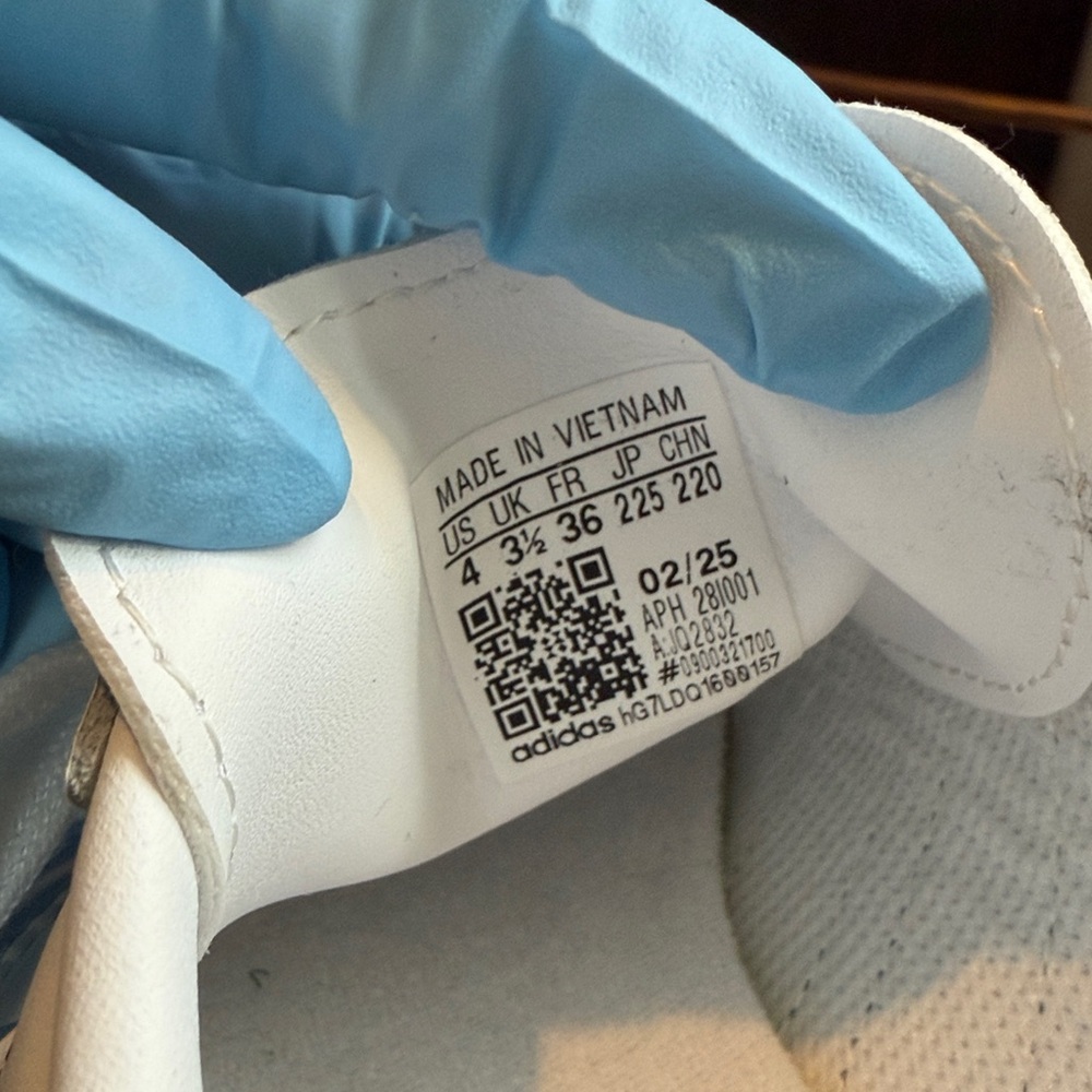 🦋Adidas Samba Juniors Shoes NWOT– Authentic Leather Gum Sole – Classic 3-Stripes - Picture 10 of 10